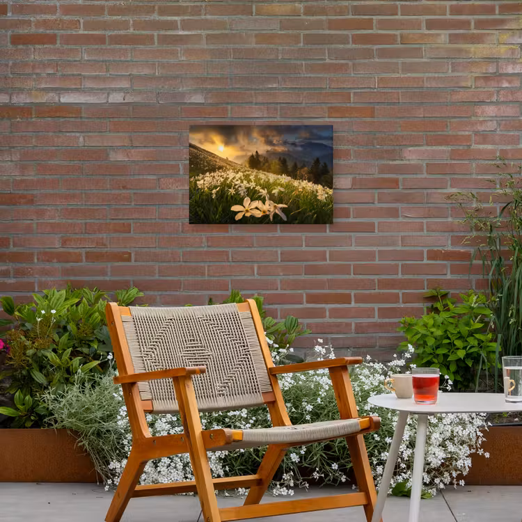 Bloemenveld - Heuvels - Zonsondergang - Berg - Natuur - Wit - Heuvels Tuinposter op houten frame 2 cm dik klein -sfeer3