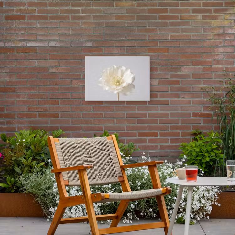 Bloem - Minimalistisch -Wit Tuinposter op houten frame 2 cm dik klein -sfeer3