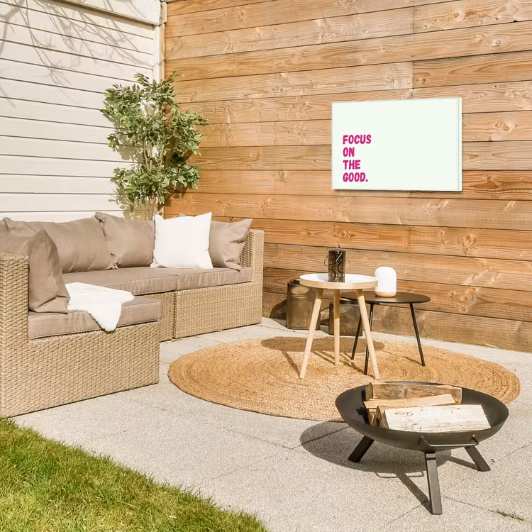 Focus on the good - Beige - Roze Tuinposter op houten frame 2 cm dik klein -sfeer2