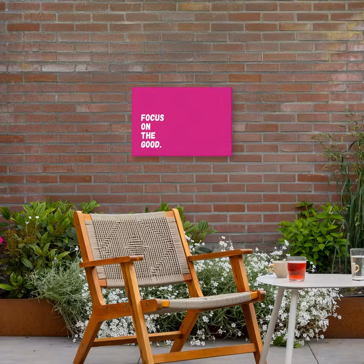 Focus on the good - Roze - Simple Tuinposter op houten frame 2 cm dik klein -sfeer3