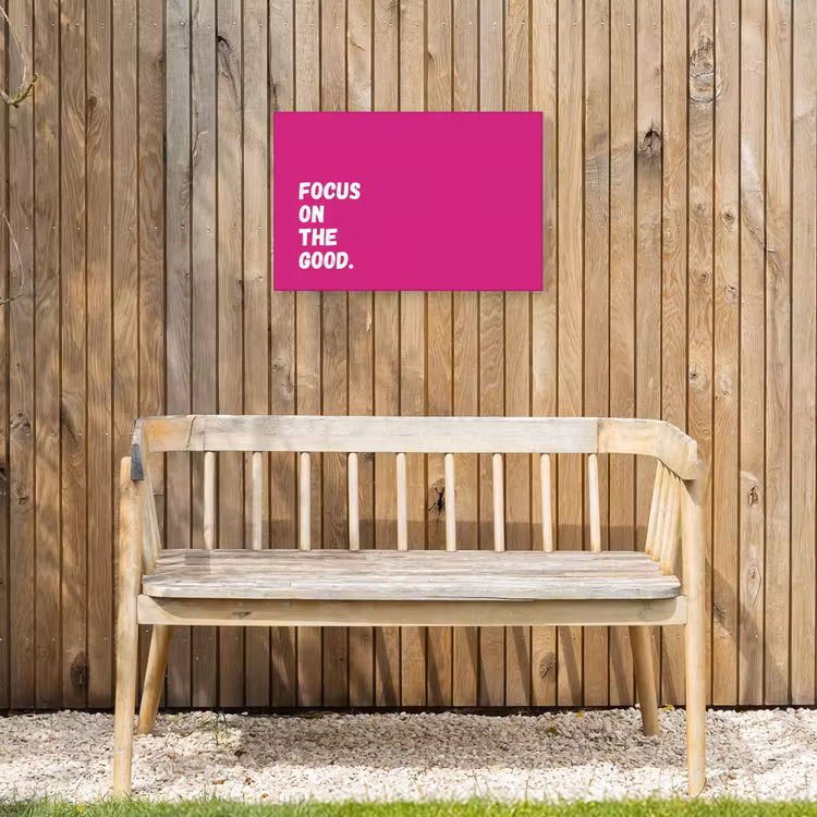 Focus on the good - Roze - Simple Tuinposter op houten frame 2 cm dik klein -sfeer4