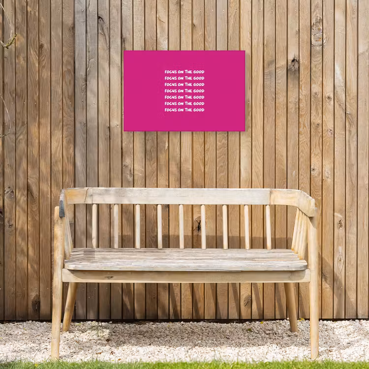 Focus on the good - Roze - wit Tuinposter op houten frame 2 cm dik klein -sfeer4