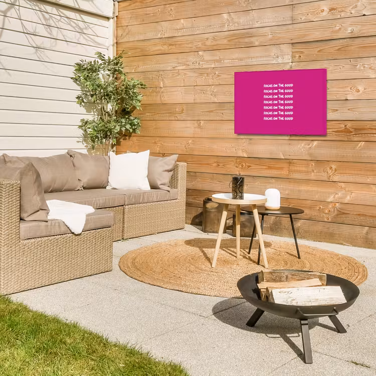 Focus on the good - Roze - wit Tuinposter op houten frame 2 cm dik klein -sfeer2
