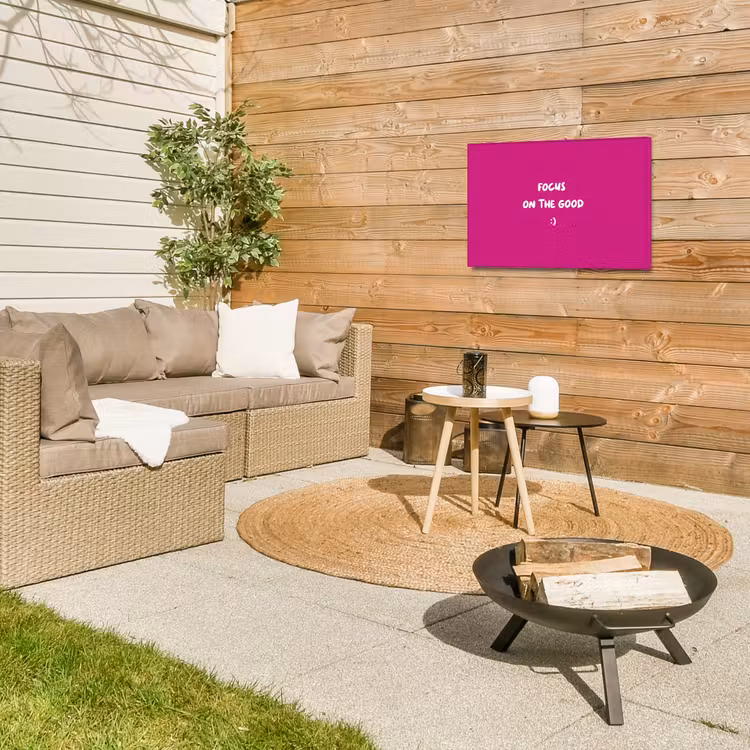 Focus - Smiley - Roze Tuinposter op houten frame 2 cm dik klein -sfeer2