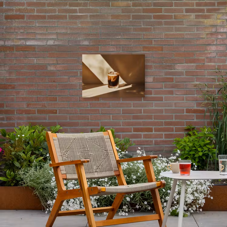 Glas - Ijskoffie - Schaduw - Bruin Tuinposter op houten frame 2 cm dik klein -sfeer3