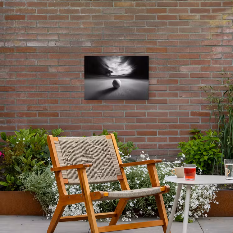 Golfbal - Wazig - Zwart Tuinposter op houten frame 2 cm dik klein -sfeer3