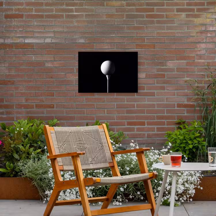 Golfbal - Minimalistisch - Wit Tuinposter op houten frame 2 cm dik klein -sfeer3