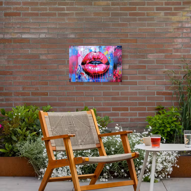 Graffiti - Lippen - Felroze - Geschilderd Tuinposter op houten frame 2 cm dik klein -sfeer3