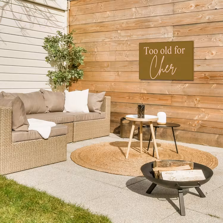 Groen - Too old for cher - Roze Tuinposter op houten frame 2 cm dik klein -sfeer2