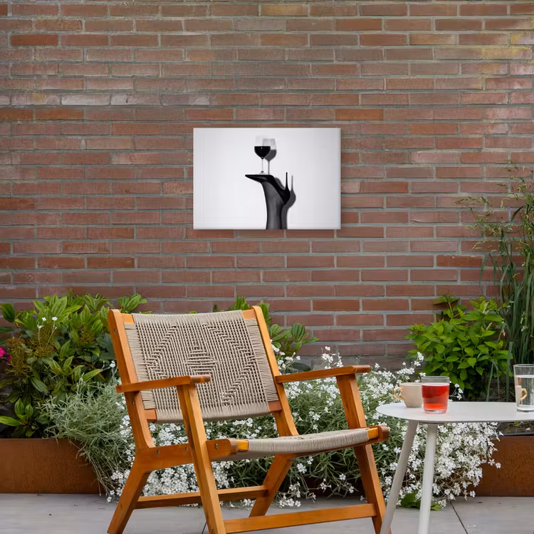 Hak - Wijn - Minimalistisch - Zwart Tuinposter op houten frame 2 cm dik klein -sfeer3