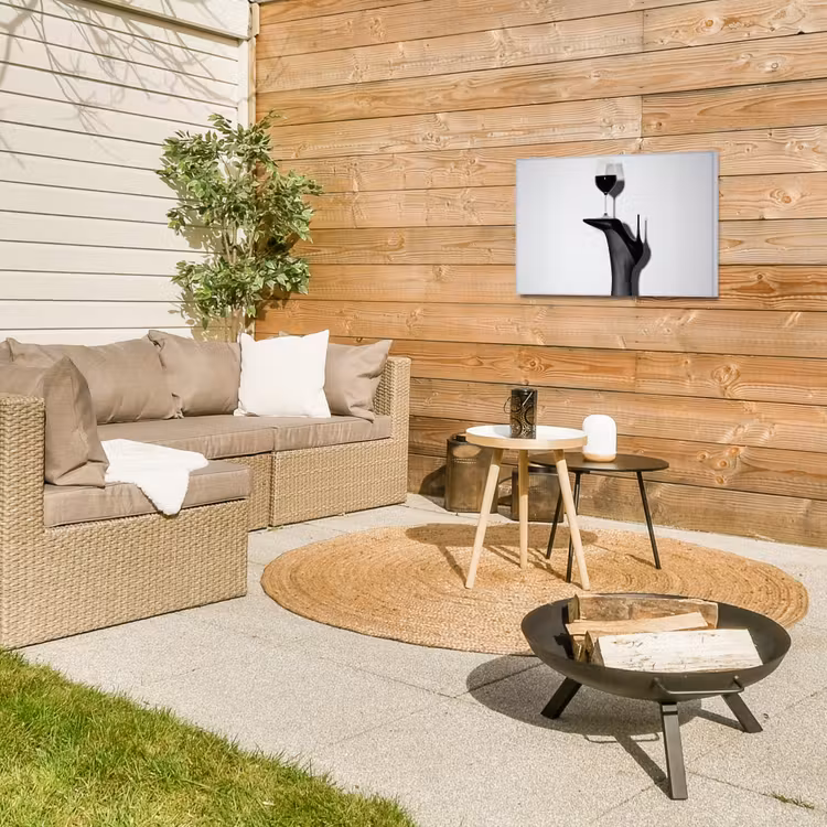 Hak - Wijn - Minimalistisch - Zwart Tuinposter op houten frame 2 cm dik klein -sfeer2
