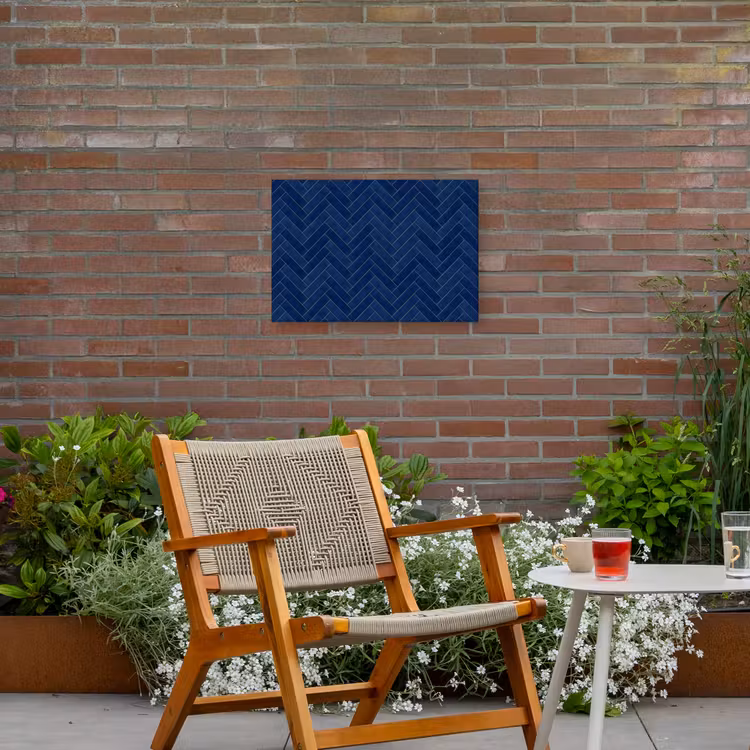 Visgraat - Wandtegel - Donkerblauw - Navy Blue Tuinposter op houten frame 2 cm dik klein 845 -sfeer3