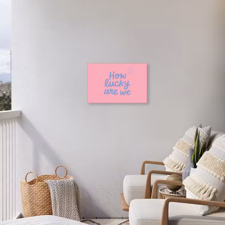How lucky are we - Klavervier - Roze - Blauw Tuinposter op houten frame 2 cm dik klein -sfeer1
