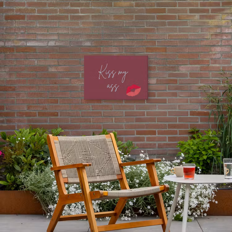 Kiss my ass - Lip - Bordeaux Tuinposter op houten frame 2 cm dik klein -sfeer3