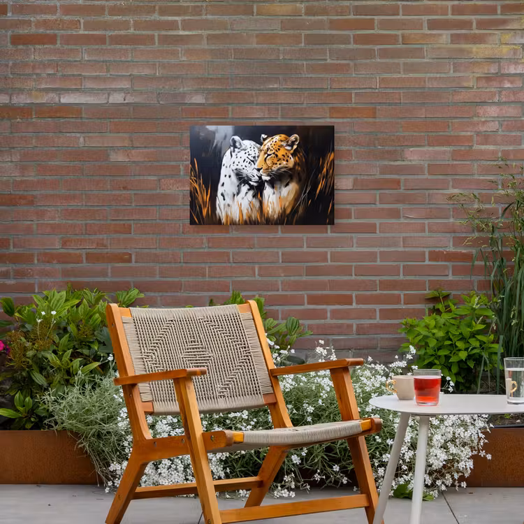 Luipaard - Oranje - Wit - Gras Tuinposter op houten frame 2 cm dik klein -sfeer3