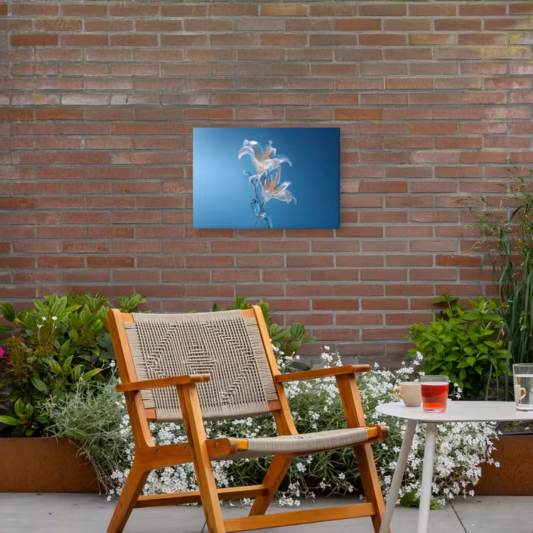 Lelies - Blauw - Glazen Tuinposter op houten frame 2 cm dik klein -sfeer3