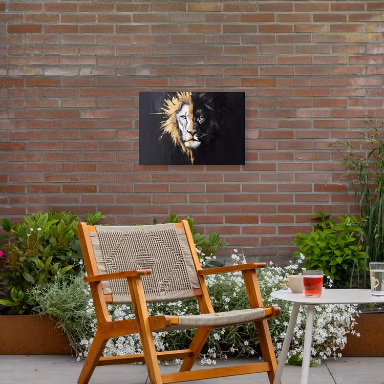 Leeuw - Gesplitst - Zwart - Lijn Tuinposter op houten frame 2 cm dik klein -sfeer3