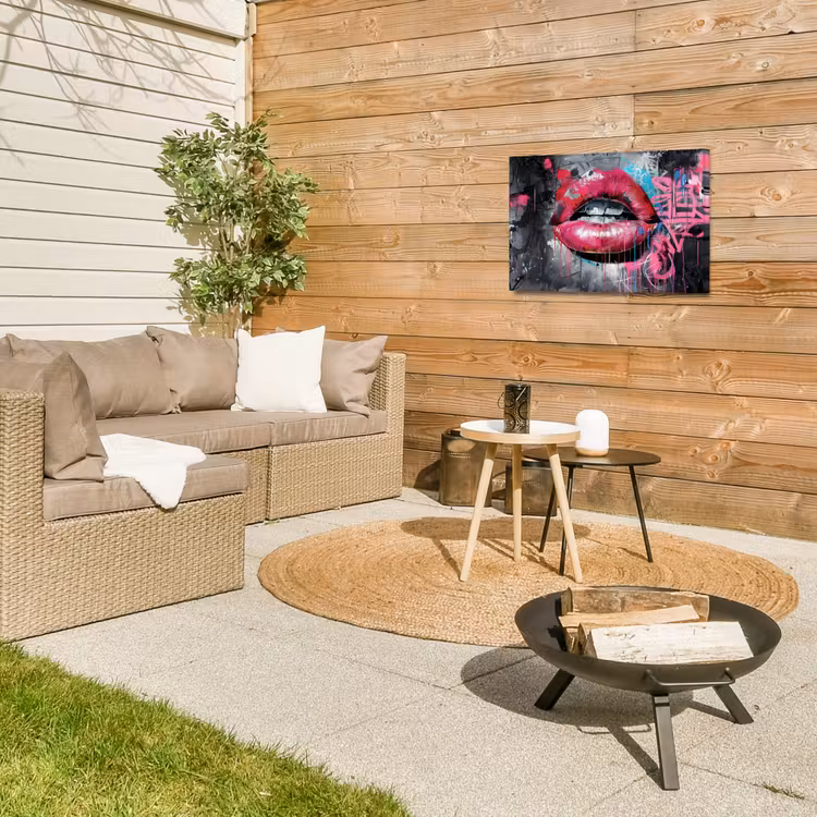 Lippen - Felroze - Graffiti - Verfstrepen Tuinposter op houten frame 2 cm dik klein -sfeer2