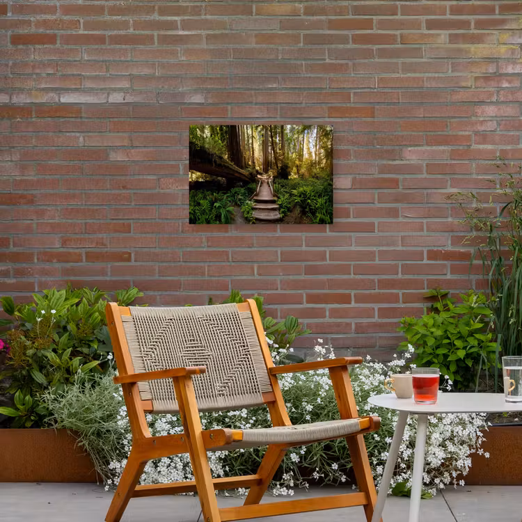 Verloren Brug in het Woud Tuinposter op houten frame 2 cm dik klein -sfeer3