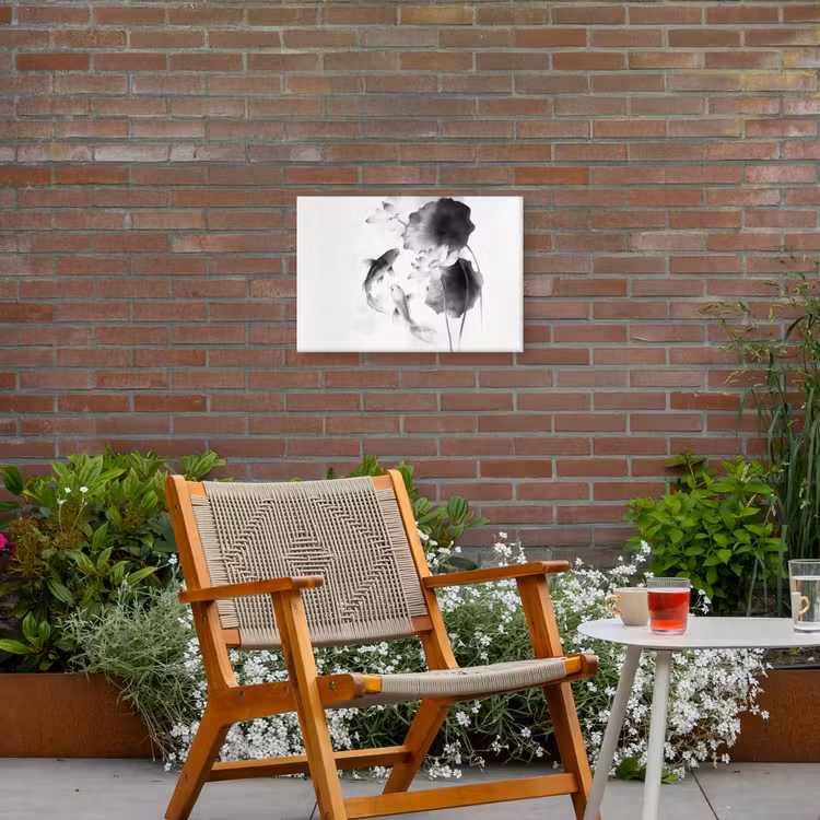 Lotusbloemen - Vissen - Bladeren - Zwart Tuinposter op houten frame 2 cm dik klein -sfeer3