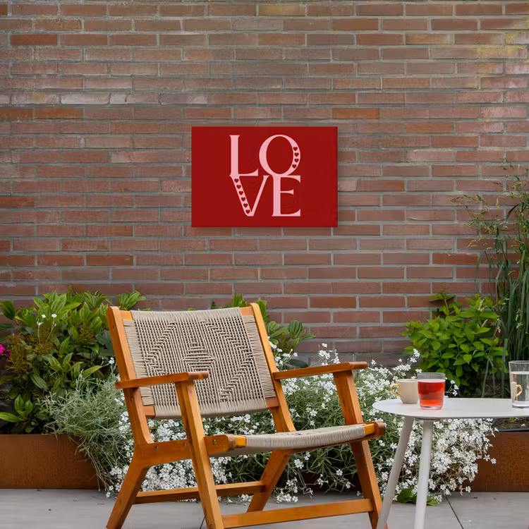 Love - Rood - Hatjes Tuinposter op houten frame 2 cm dik klein -sfeer3