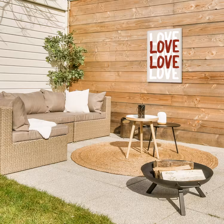 Love - Rood - Tekst Tuinposter op houten frame 2 cm dik klein -sfeer2