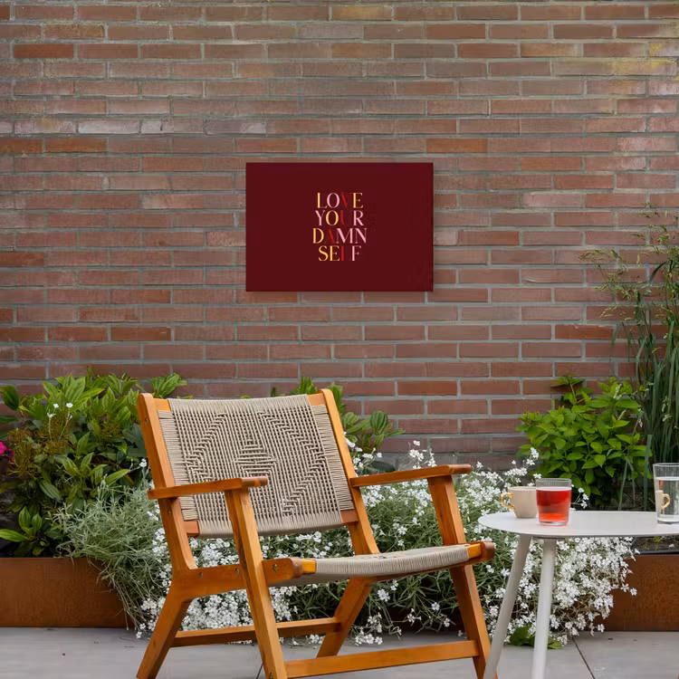 Love your damn self - Kleurrijk - Bordeaux Tuinposter op houten frame 2 cm dik klein -sfeer3
