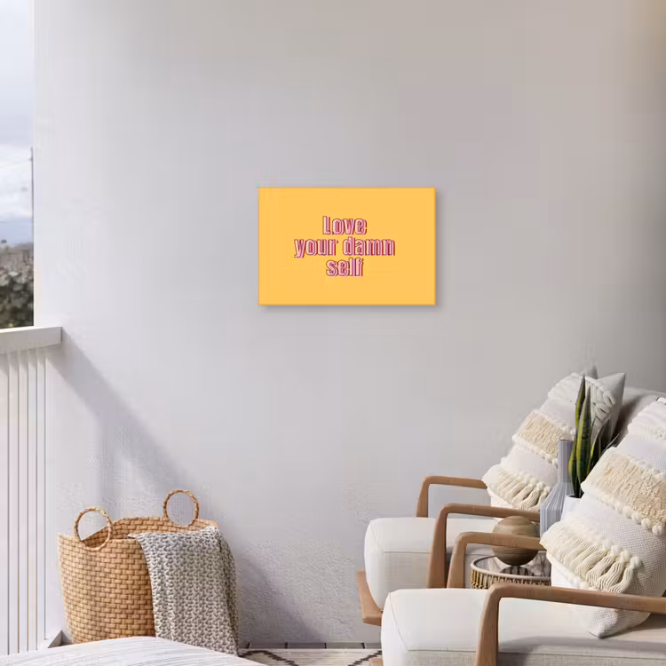 Love yourself - Roze - Geel Tuinposter op houten frame 2 cm dik klein -sfeer1