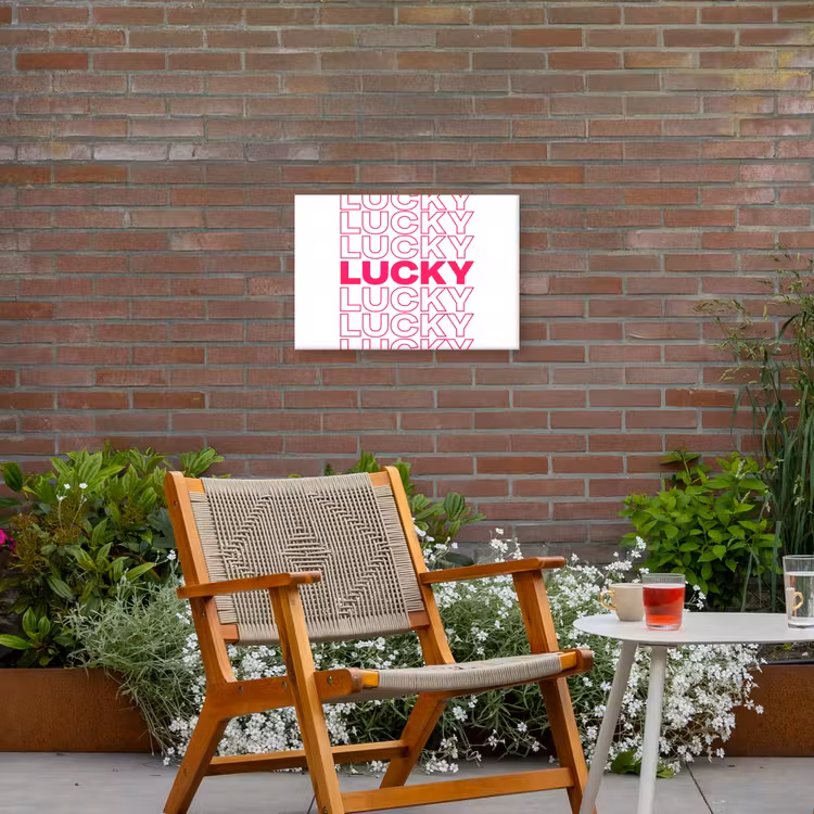 Lucky - Roze - Patroon Tuinposter op houten frame 2 cm dik klein -sfeer3