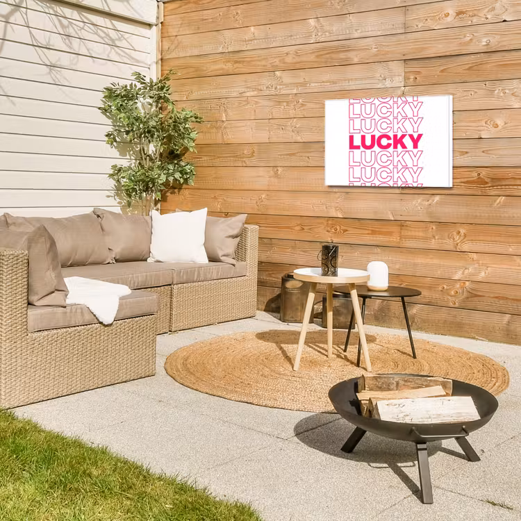 Lucky - Roze - Patroon Tuinposter op houten frame 2 cm dik klein -sfeer2