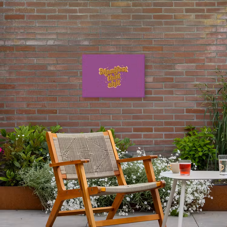 Manifest that shit - Paars - Glitter Tuinposter op houten frame 2 cm dik klein -sfeer3