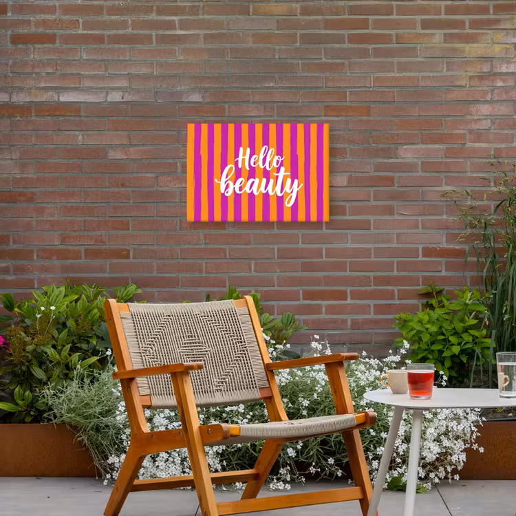Modern - Hello - Oranje Tuinposter op houten frame 2 cm dik klein -sfeer3