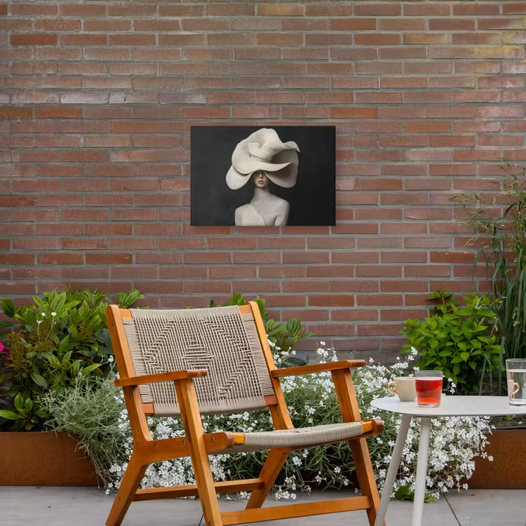 Modern - Vrouw - Hoed Tuinposter op houten frame 2 cm dik klein -sfeer3