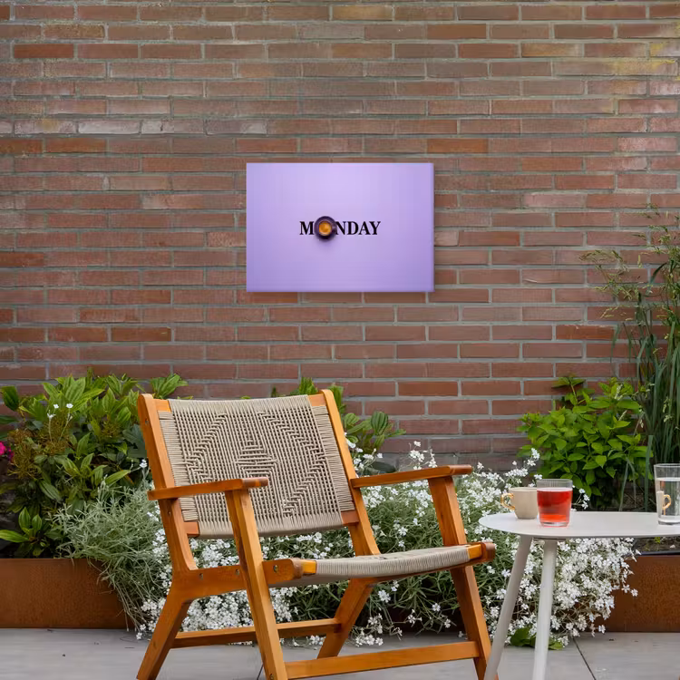 Maandag - Mok - Koffie - Paars Tuinposter op houten frame 2 cm dik klein -sfeer3