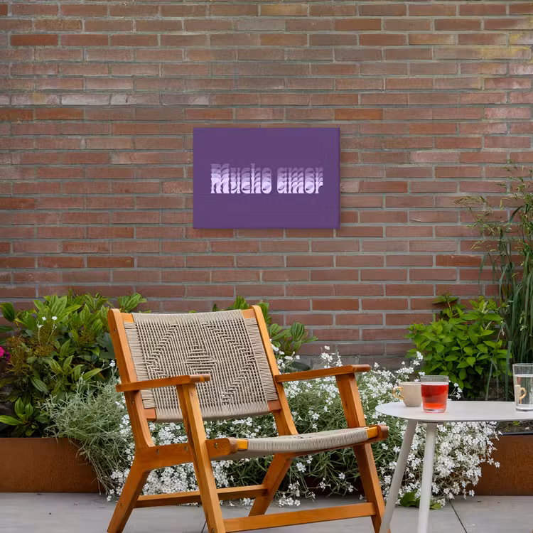 Mucho amor - Paars - Grafisch Tuinposter op houten frame 2 cm dik klein -sfeer3