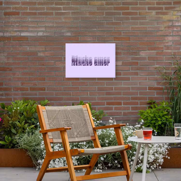 Mucho amor - Paars - Gelaagde letters Tuinposter op houten frame 2 cm dik klein -sfeer3