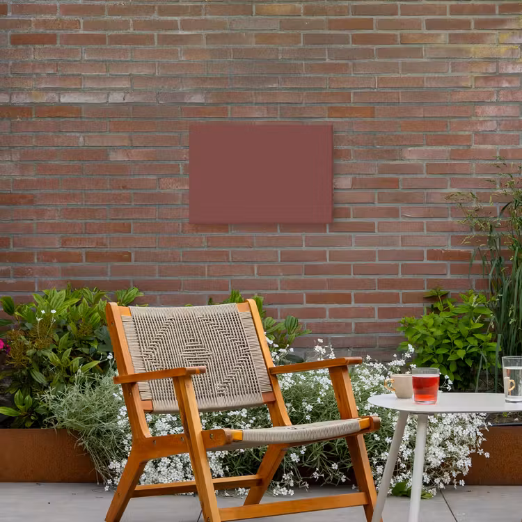 Muted - Raisin - Rood Tuinposter op houten frame 2 cm dik klein 845 -sfeer3