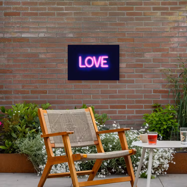 Neon - Love - Valentijn Tuinposter op houten frame 2 cm dik klein -sfeer3