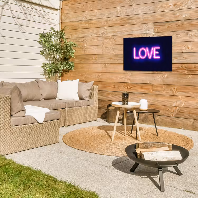 Neon - Love - Valentijn Tuinposter op houten frame 2 cm dik klein -sfeer2