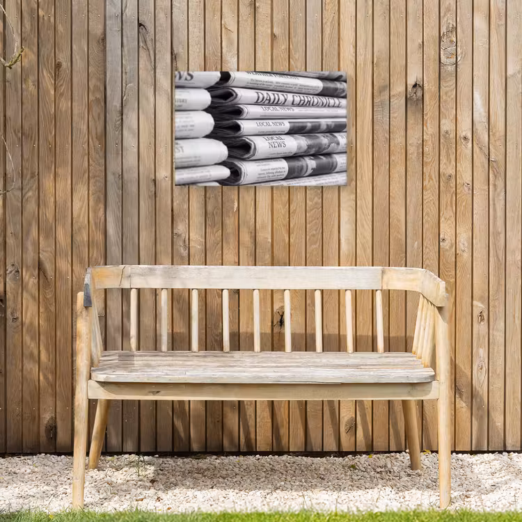 Krant - Stapel - Nieuws - Zwart-wit - Media Tuinposter op houten frame 2 cm dik klein -sfeer4