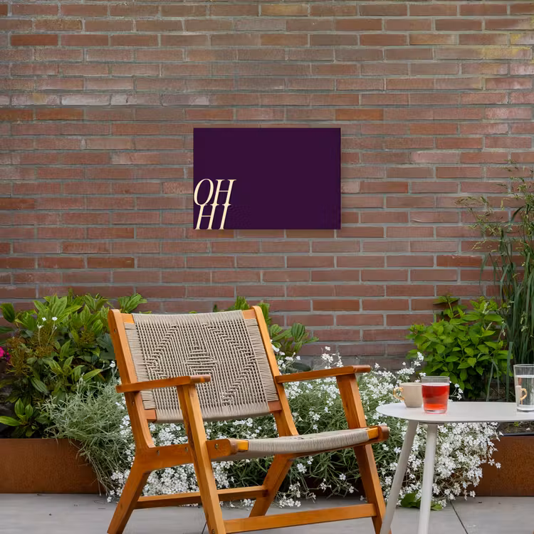 Oh hi - Paars - Cursief Tuinposter op houten frame 2 cm dik klein -sfeer3