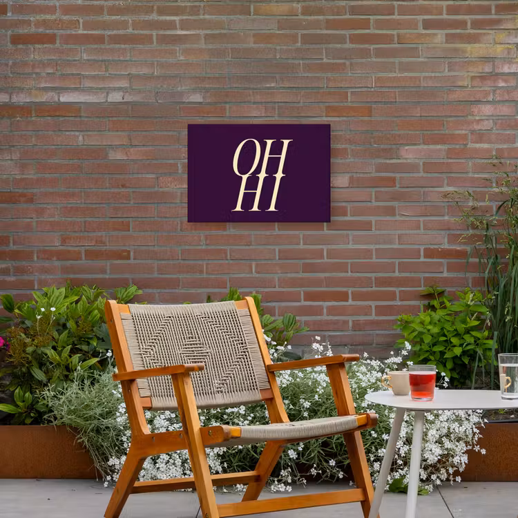 Oh hi - Paars - Minimalistisch Tuinposter op houten frame 2 cm dik klein -sfeer3