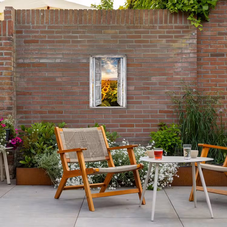 Oude deuren naar zonnebloemveld Tuinposter op houten frame 2 cm dik klein -sfeer3