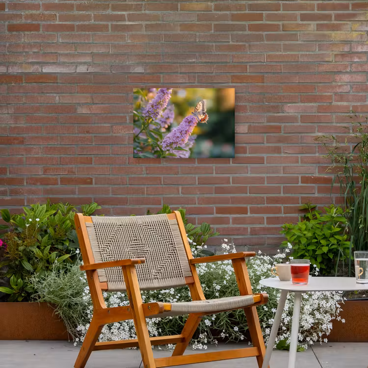 Sierlijke - Vlinder - Paarse - Bloemen Tuinposter op houten frame 2 cm dik klein -sfeer3