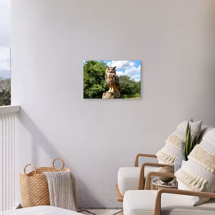 Uil - Boomstronk - Bos - Lucht Tuinposter op houten frame 2 cm dik klein -sfeer1
