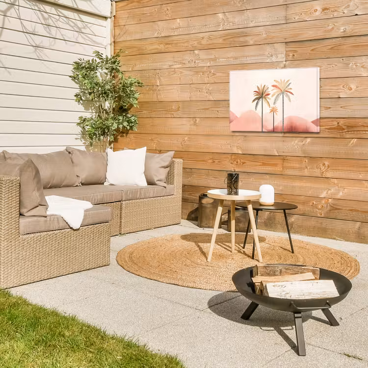 Palmbomen - Heuvels - Minimalistisch - Zachtroze Tuinposter op houten frame 2 cm dik klein -sfeer2