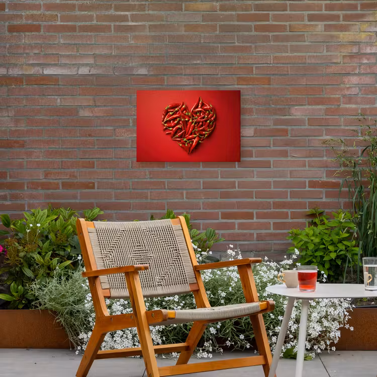 Pepers - Rood - Hart Tuinposter op houten frame 2 cm dik klein -sfeer3