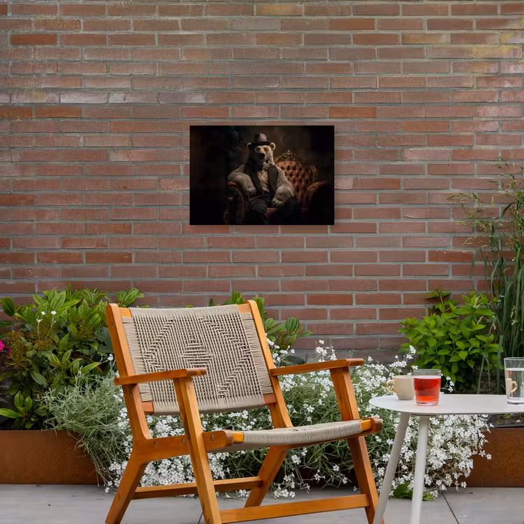 Ijsbeer - Hoed - Bril - Stoel Tuinposter op houten frame 2 cm dik klein -sfeer3