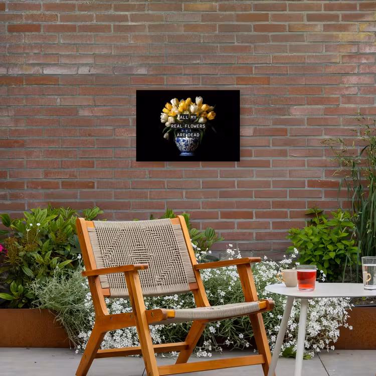 Quotes - Bloem - Tulp - Geel Tuinposter op houten frame 2 cm dik klein -sfeer3