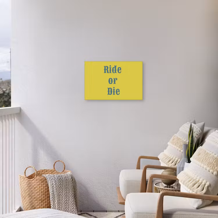 Ride or die - Geel - Blauw Tuinposter op houten frame 2 cm dik klein -sfeer1